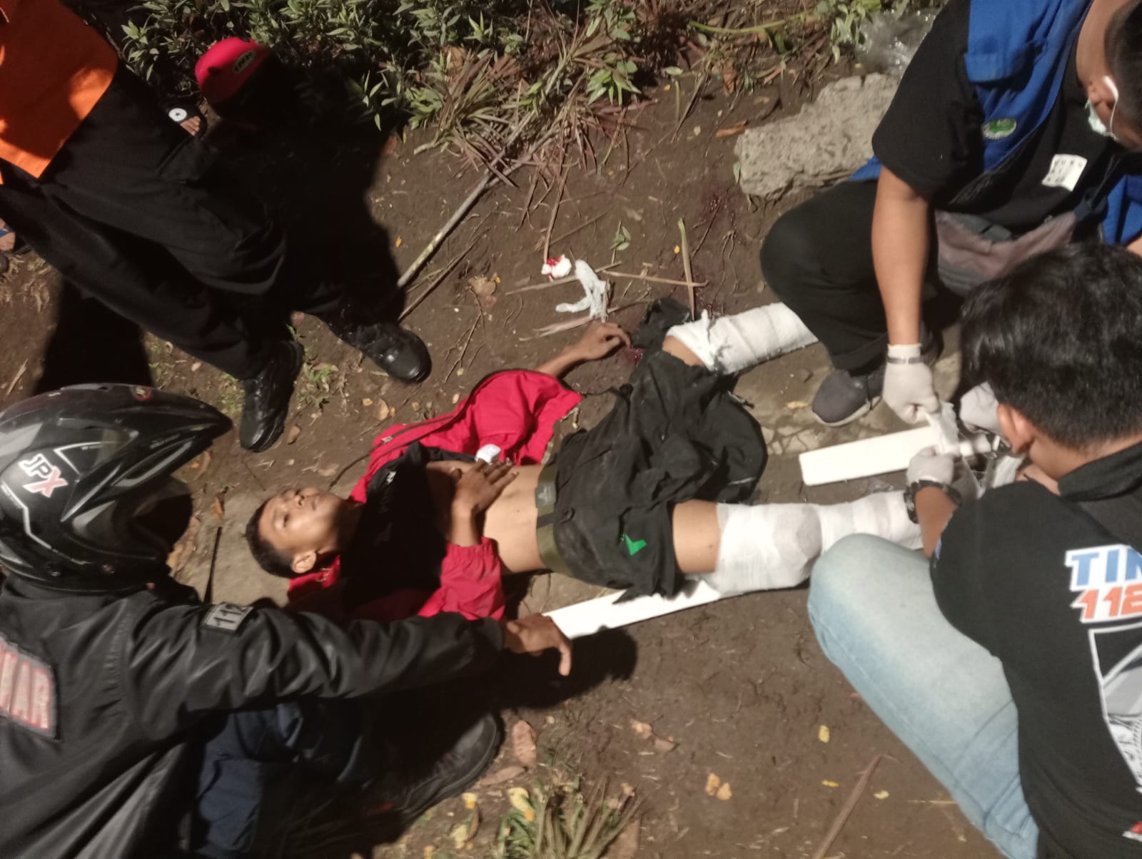 LUKA PARAH : Kondisi korban NV tergeletak mengalami patah tulang kaki usai motor yang dikendarai menabrak pulau jalan dan tiang rambu di Jalan Diponegoro Surabaya.