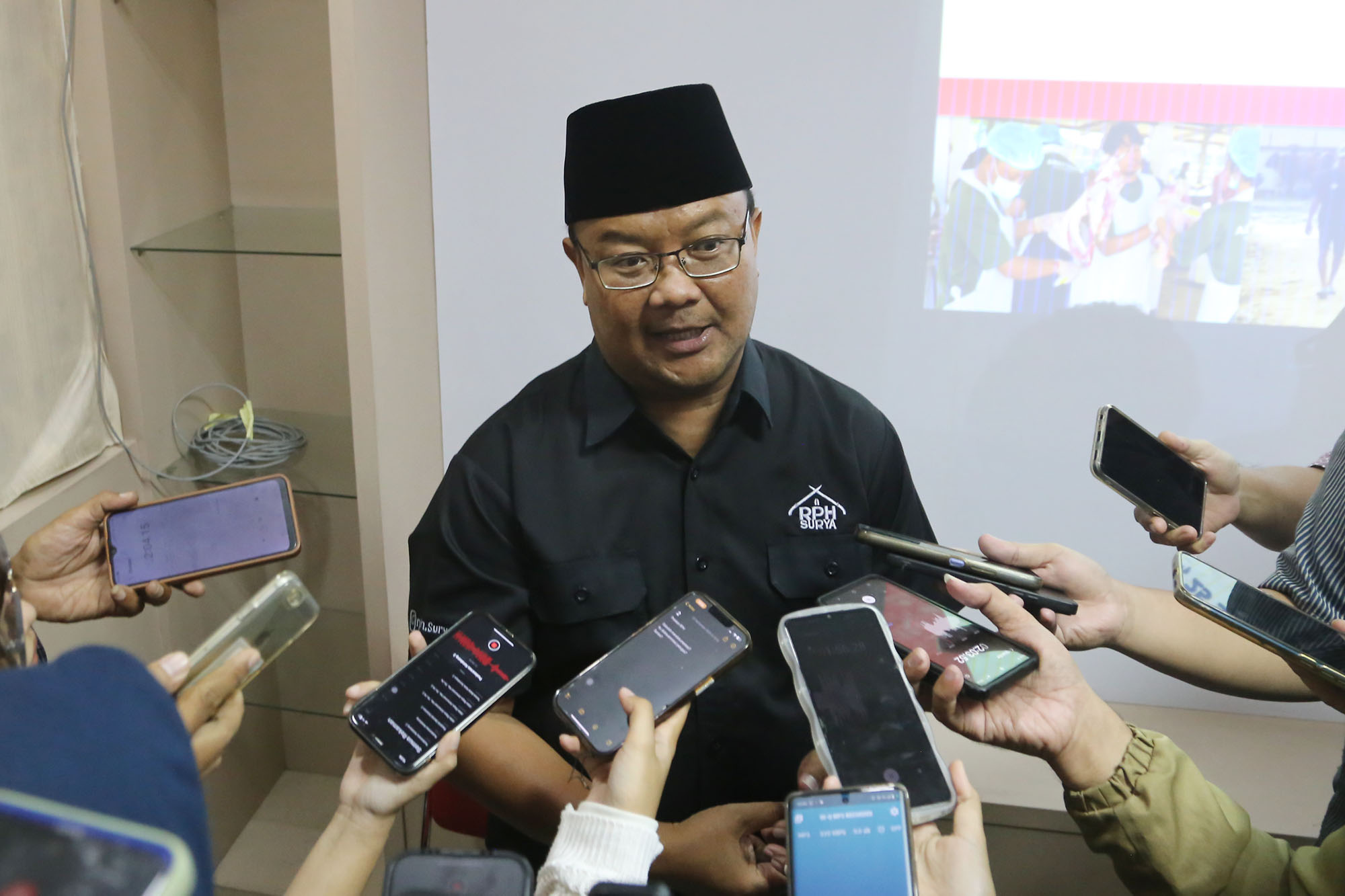 Direktur RPH Surabaya Fajar Arifianto memberi penjelasan terkait video penyembelihan sapi di kantor Pemerintah Kota Surabaya.