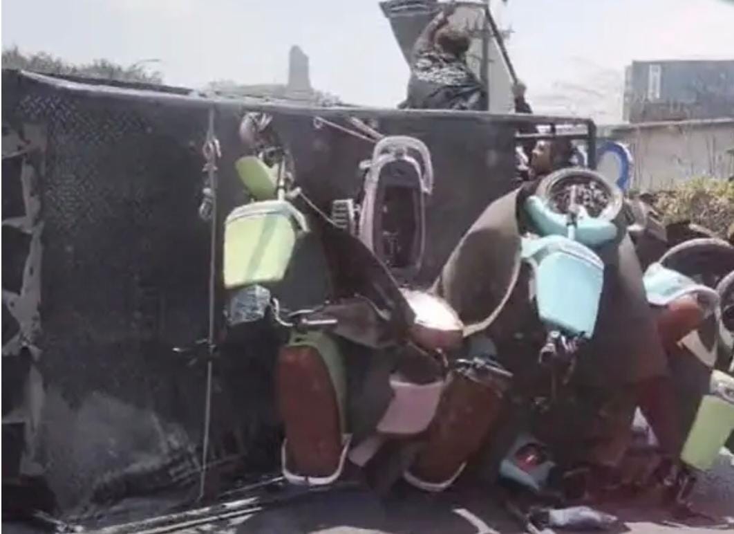 Pikap terguling di Exit Tol Perak, Surabaya. Mobil ini diduga oleng dan mengalami kecelakaan tunggal. (IST)