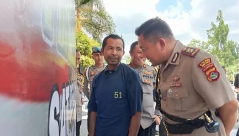 MENGAKU: Kapolres Bima Kota AKBP Yudha Pranata menginterogasi tersangka BR, Selasa (24/9).