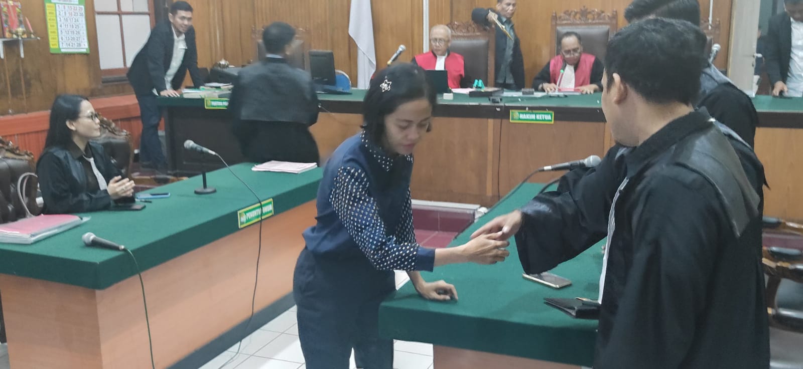 TERDAKWA: Dwi Kurniawati saat dibebaskan oleh majelis hakim di PN Surabaya&nbsp;.