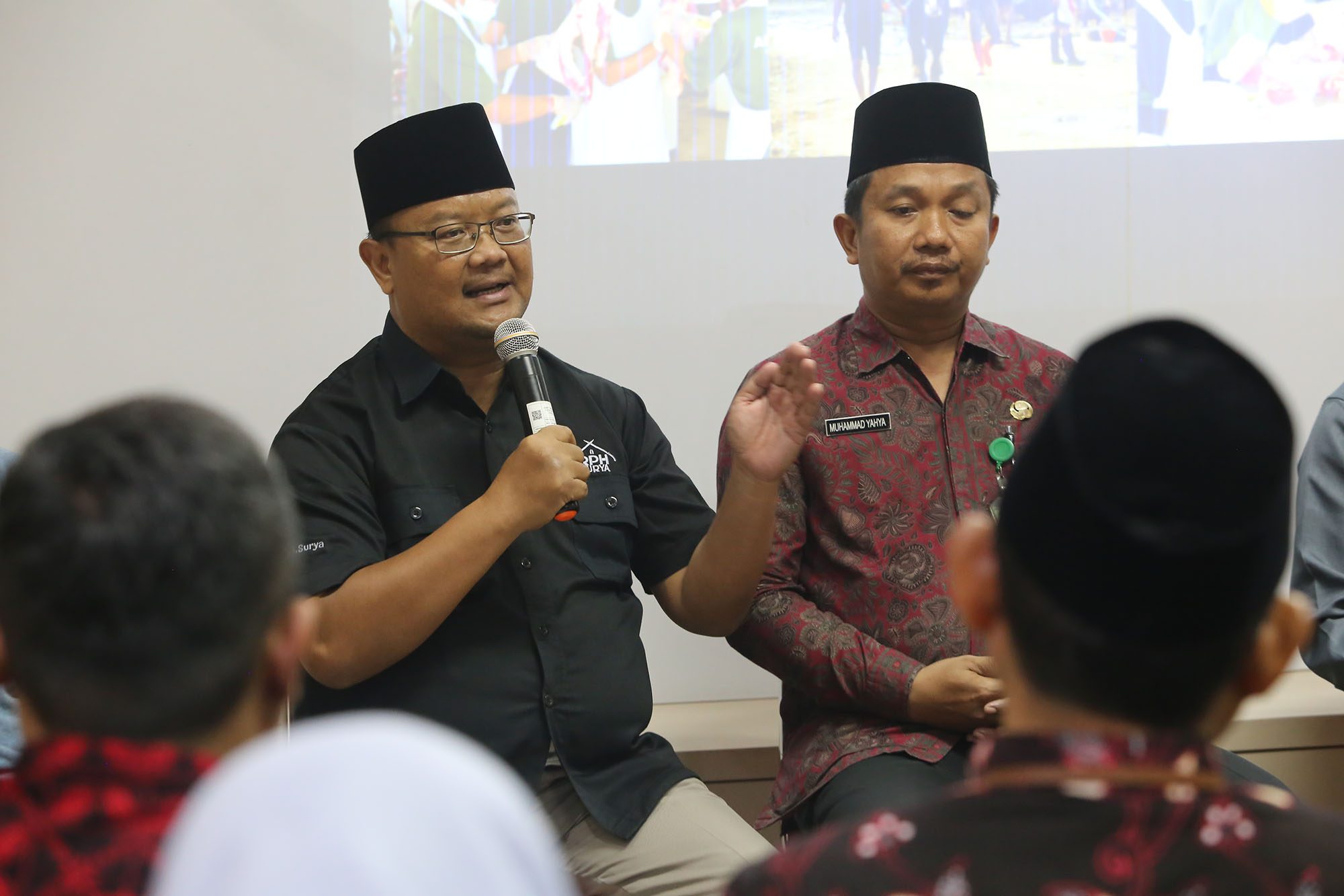 Direktur Utama (Dirut) PD Rumah Potong Hewan (RPH) Kota Surabaya, Fajar A. Isnugroho memberi keterangan kepada awak media. (SURYANTO/RADAR SURABAYA)