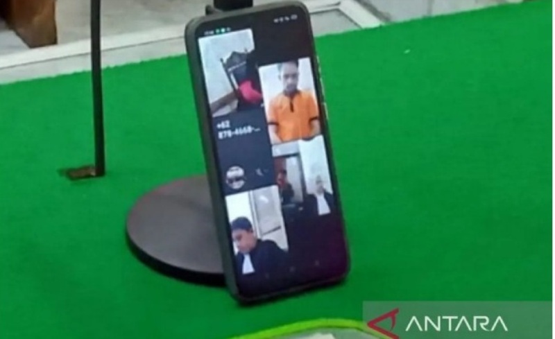 MERUSAK: Terdakwa Francesco Ray Lumban Gaol diadili secara daring (berbaju orange) mendengarkan putusan majelis hakim, di PN Medan, Kamis (26/9).