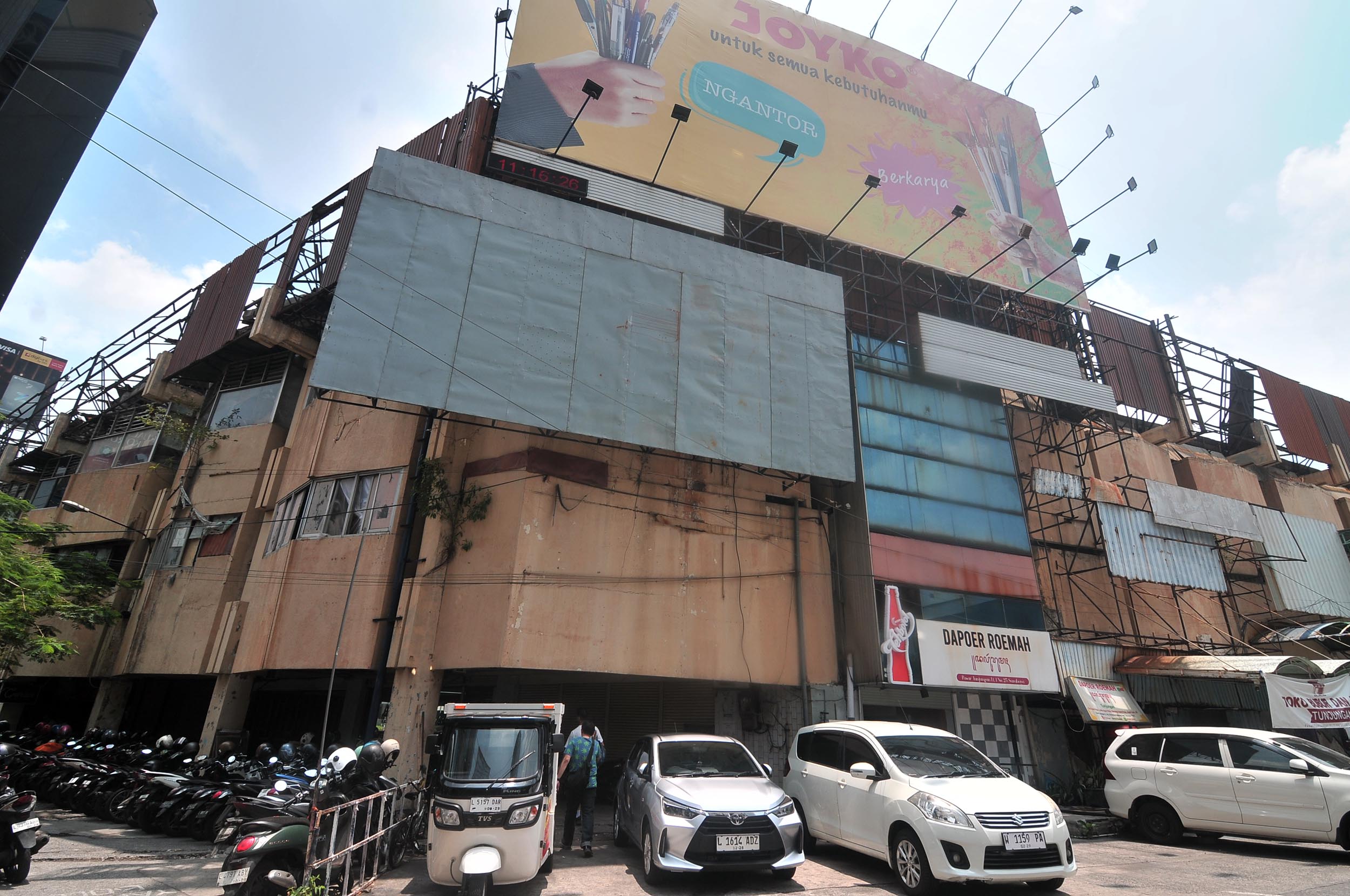 Berada di kawasan yang strategis dan terhubung dengan Jalan Tunjungan, Pasar Tunjungan perlu direvitalisasi untuk mengembalikan kejayaannya.