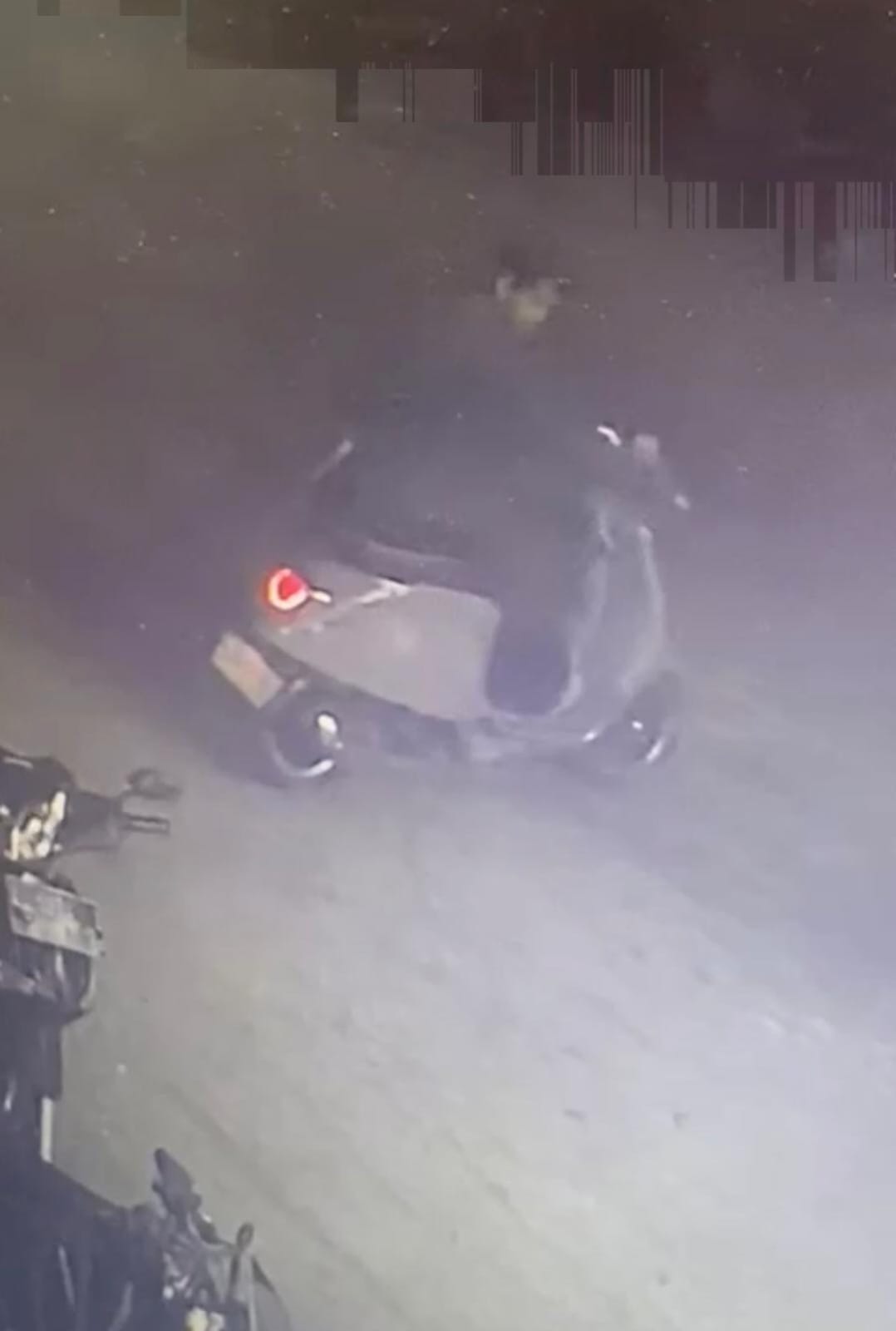 TERPANTAU : Aksi pelaku curanmor terekam CCTV saat mencuri sepeda motor mewah di Jalan Ngagel, Surabaya.