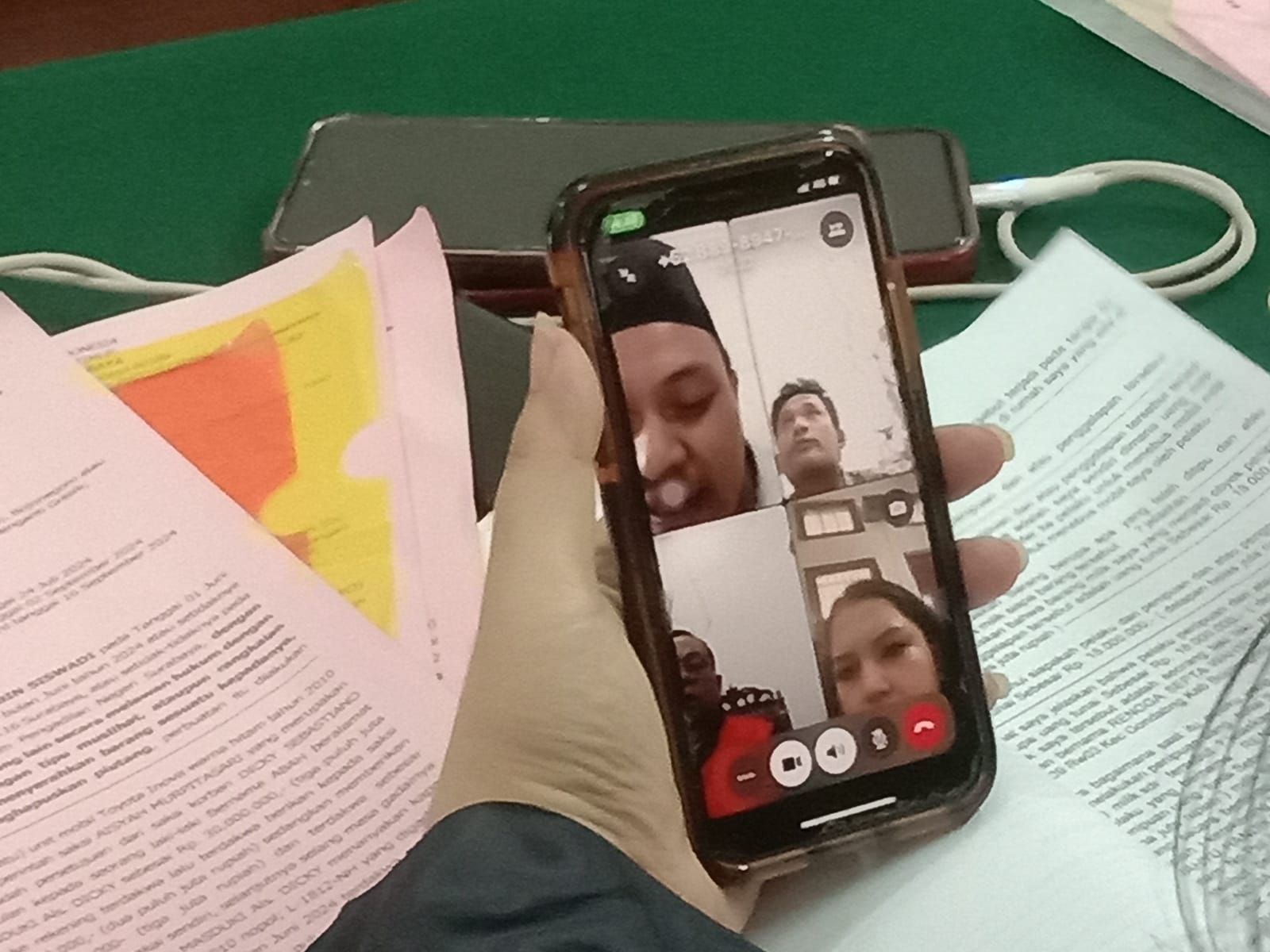 KECEWA : Saksi Dicky Sebastiano kecewa mobilnya belum dikembalikan saat memberikan keterangan di PN Surabaya.