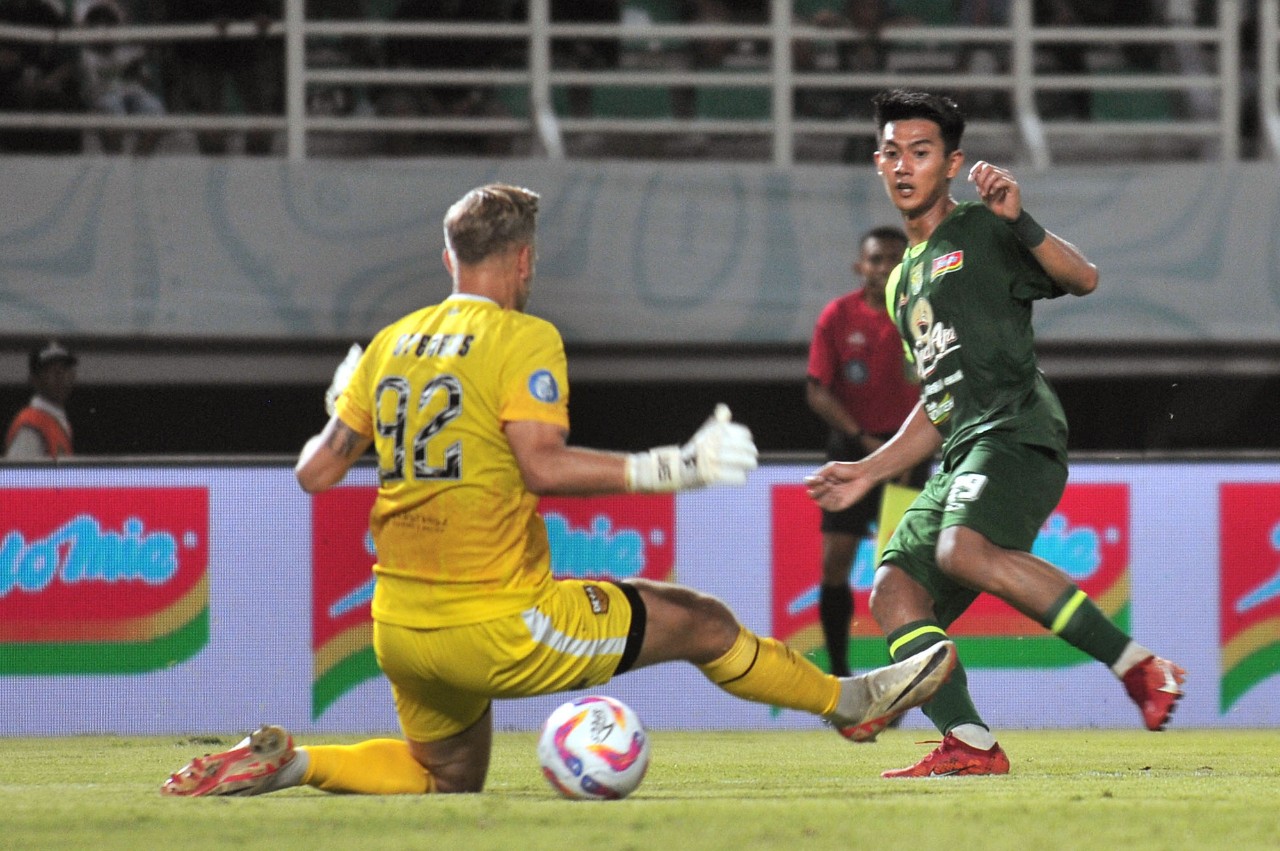 Peluang emas Malik Risaldi yang gagal berbuah gol.