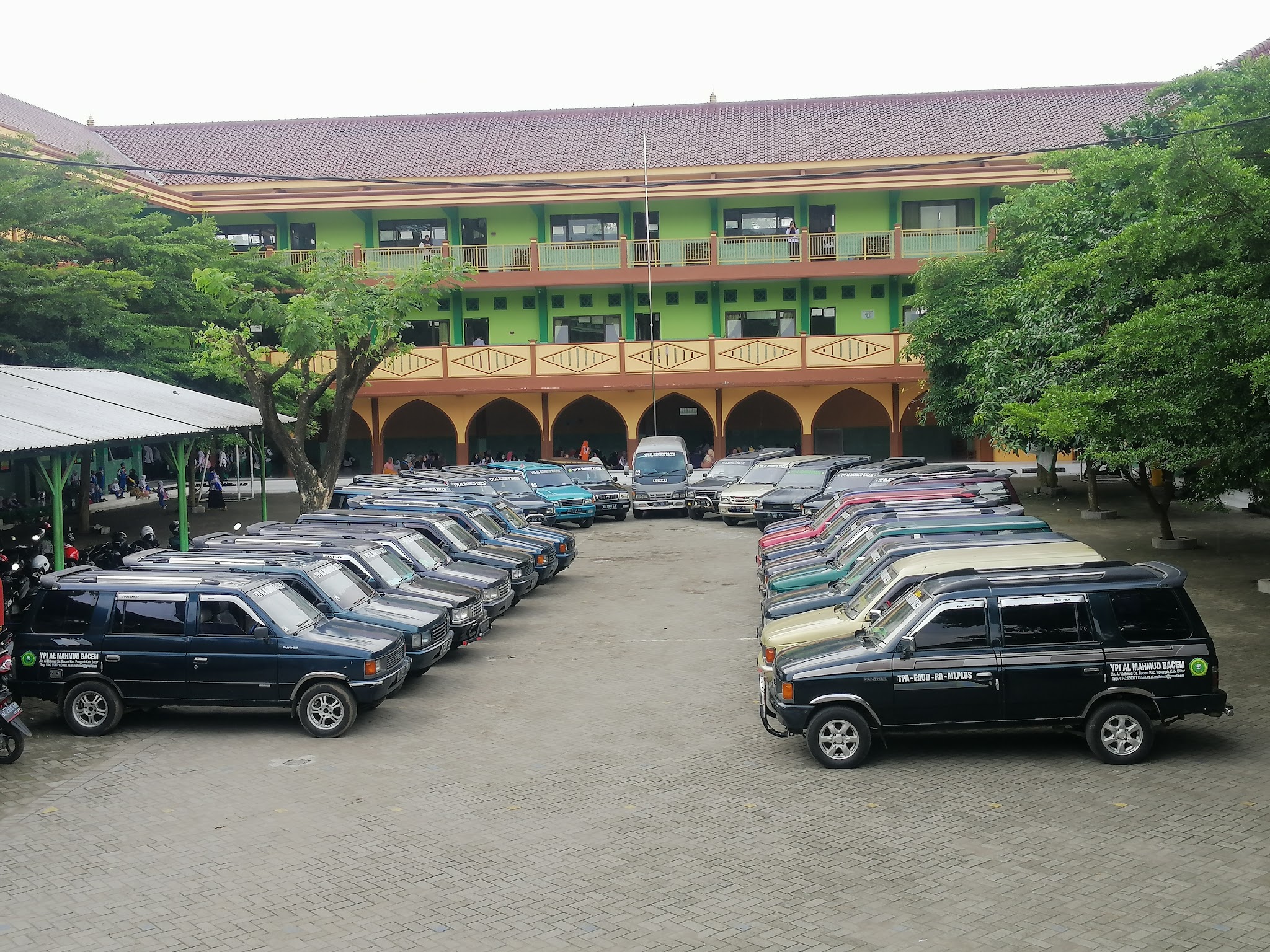 MTS Plus Al Mahmud Blitar, lembaga pendidikan tempat santri yang meninggal dilempar kayu oleh ustad bersekolah.