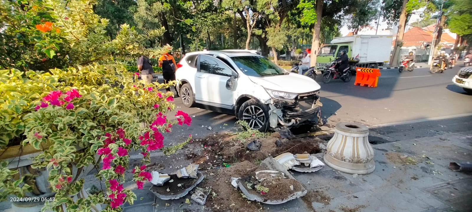 Penampakan mobil usai menabrak tiang listrik dan pot bunga di Jalan Walikota Mustajab, Surabaya. (IST)