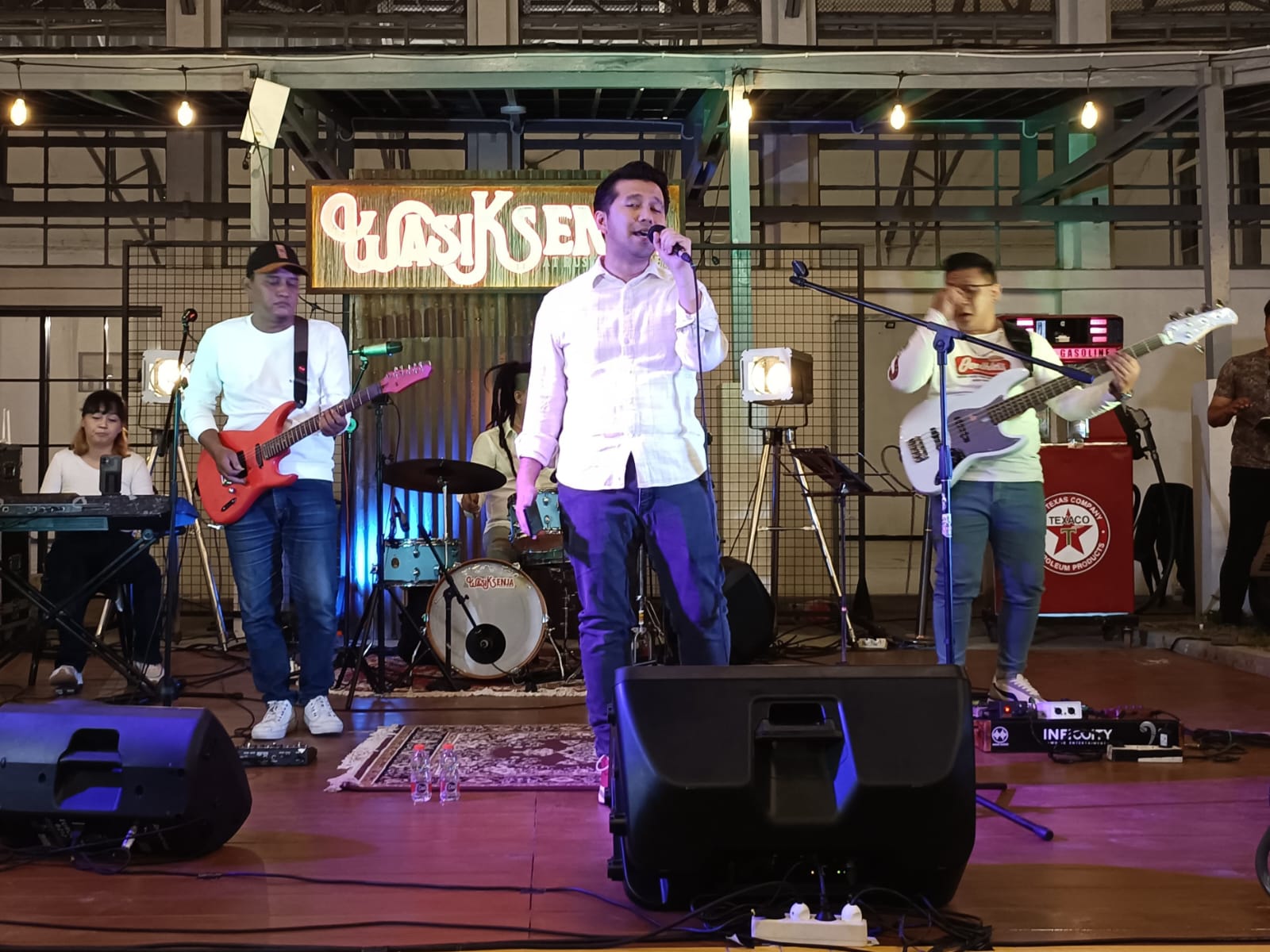KOLABORASI : Emil Dardak bersama dengan Band Beredar saat membawakan lagu yang pernah hits di tahun 2020.