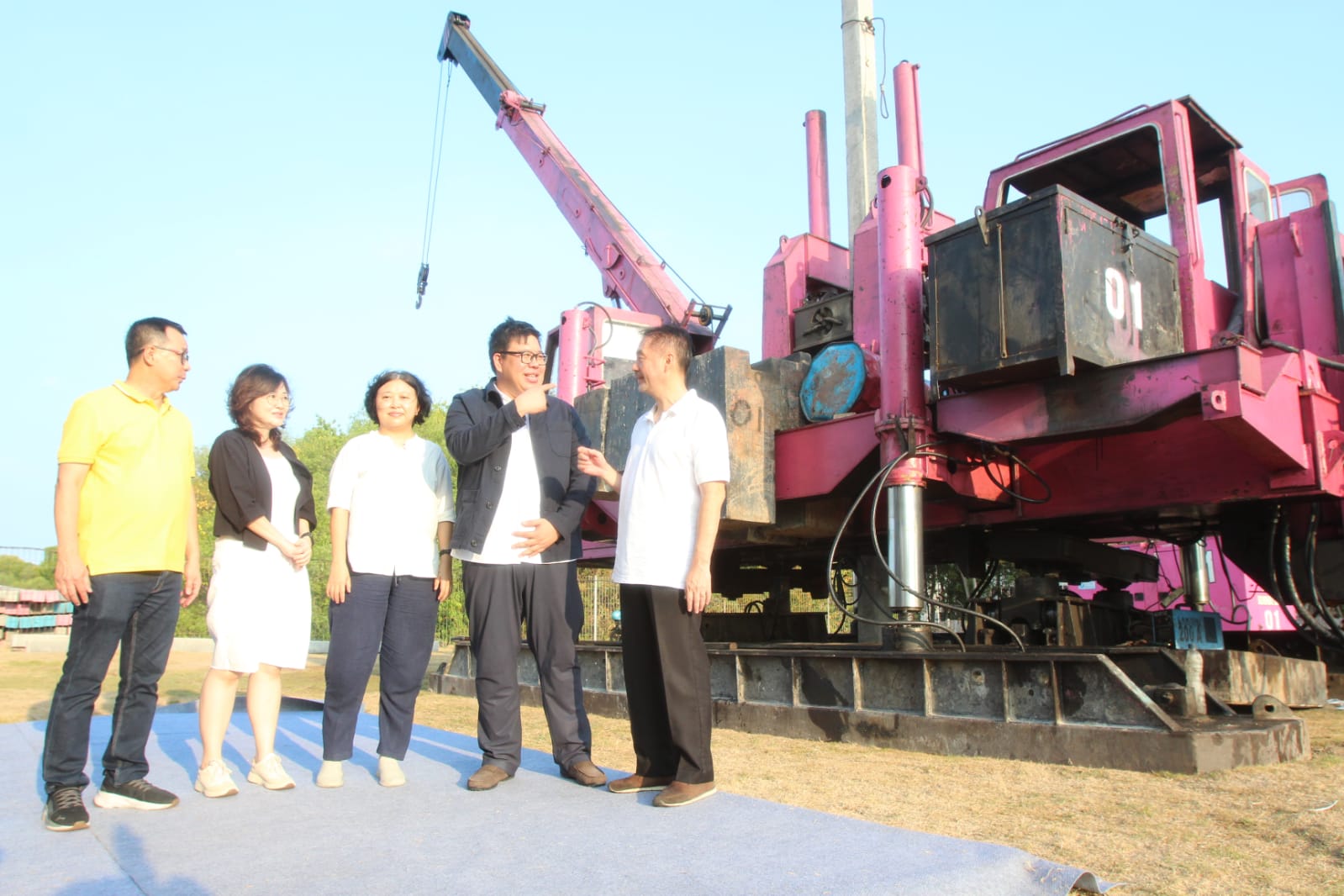 TIPE BARI: Dari kanan; Harto Laksono, Hans Wibisono, Liem Djiung Ling, Jessy Tanizar dan Tan Edison menjelaskan pembangunan tipe baru Mezza dan Community Center di Amesta Living.
