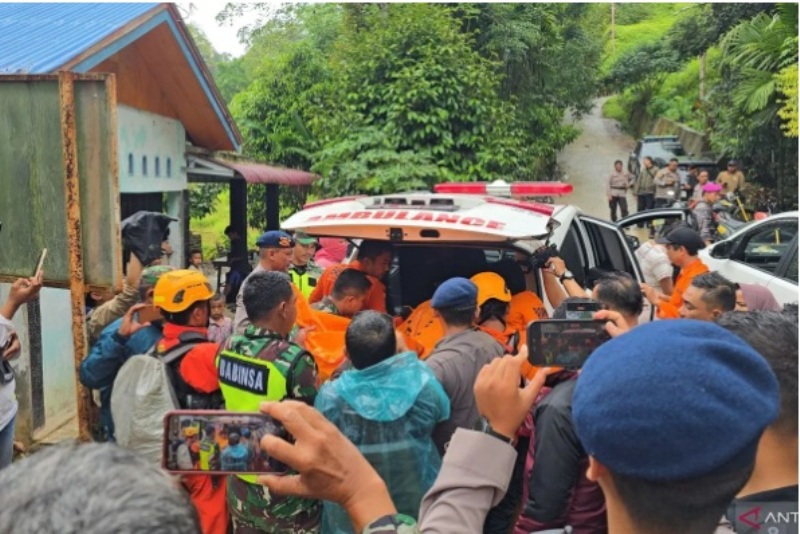 TUNTAS: Petugas SAR Gabungan&nbsp; mengevakuasi jasad Sugeng, salah satu korban longsor di area tambang emas ilegal  di Solok, Sumbar yang terakhir ditemukan dari 25 korban. Ahad (29/9)