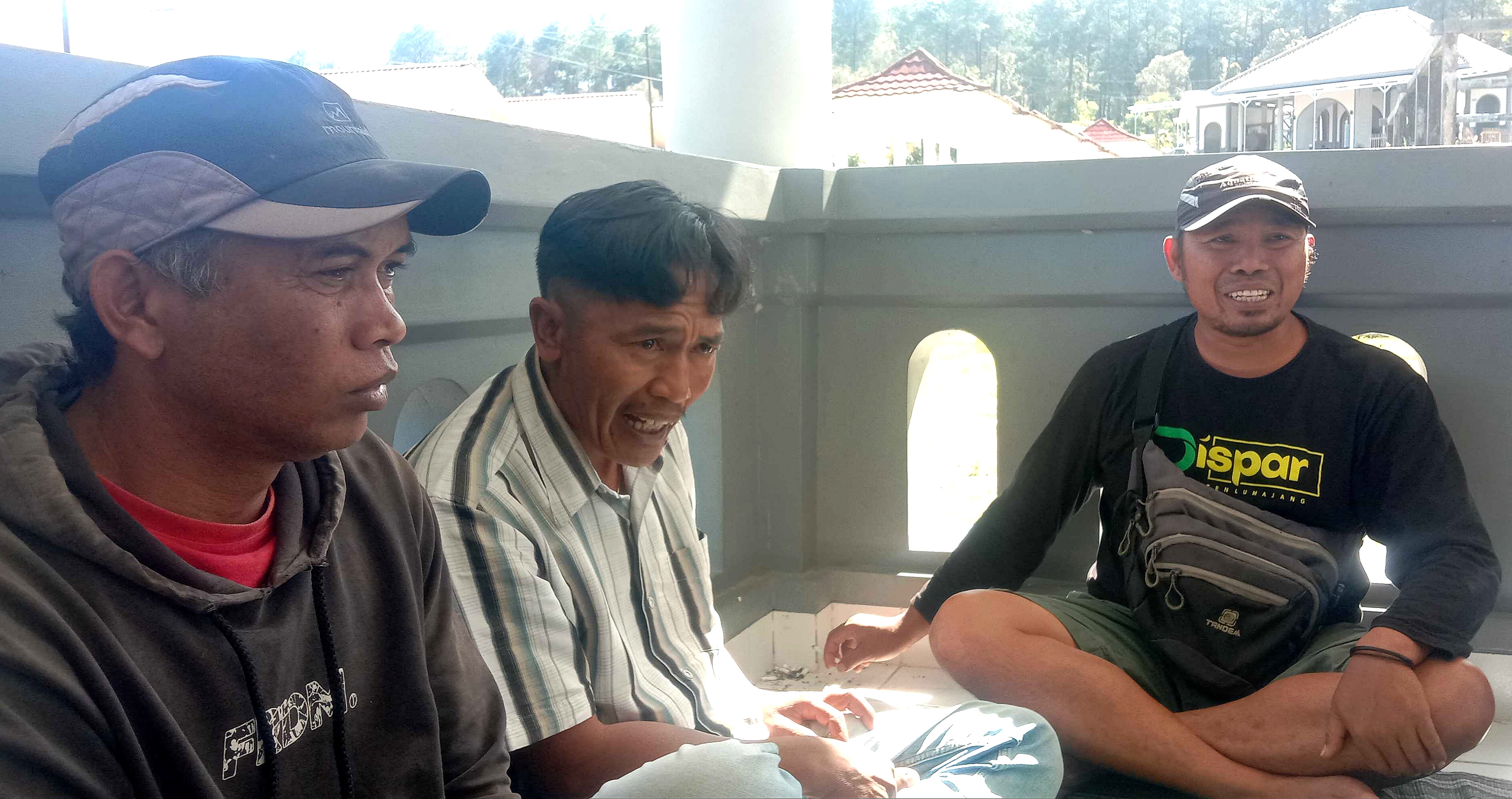 PARA PENYINTAS: Abdul Rohman (kiri), Samsul Arifin (tengah) dan Saiful Bahri (kanan), para penyitas erupsi Gunung Semeru yang kini tinggal di Huntap BSD Lumajang.