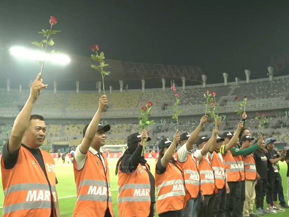 SALAM PERDAMAIAN: Aksi pemberian bunga kepada steward jelang laga Persebaya melawan Dewa United di Stadion GBT Surabaya, sebagai bentuk keprihatinan atas insiden pemukulan oknum suporter Persib.