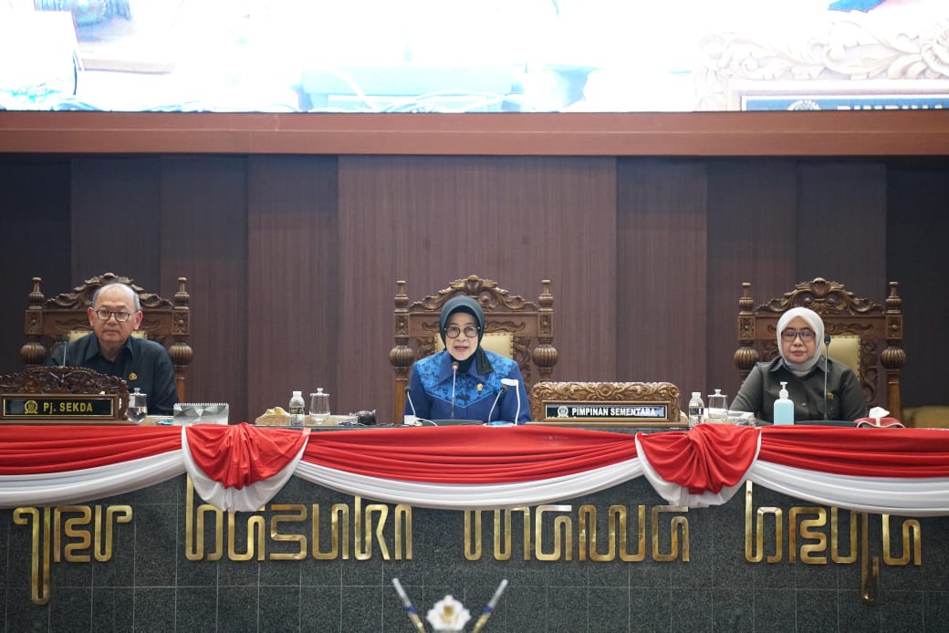 Rapat paripurna DPRD Jatim yang menetapkan tiga orang calon pimpinan sementara dari PKB, Golkar dan Demokrat.