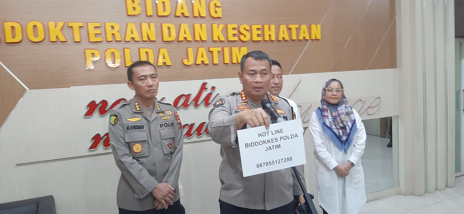 Kabid Humas Polda Jatim Kombes Pol Dirmanto  masyakat yang kehilangan anggota keluarga bisa melapor melalui hotline yang dibuka Biddokes Polda Jatim..