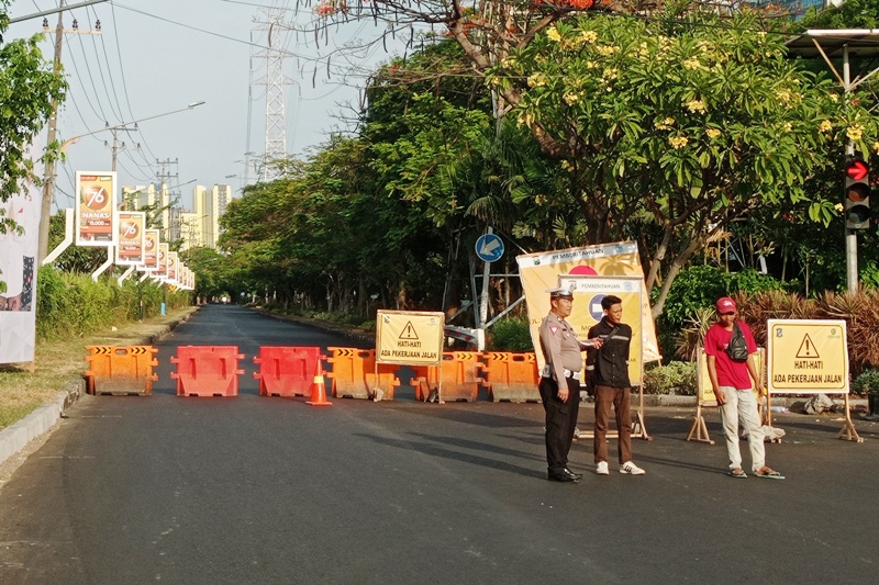 Penutupan ruas Jalan Kedung Baruk mengarah ke MERR.