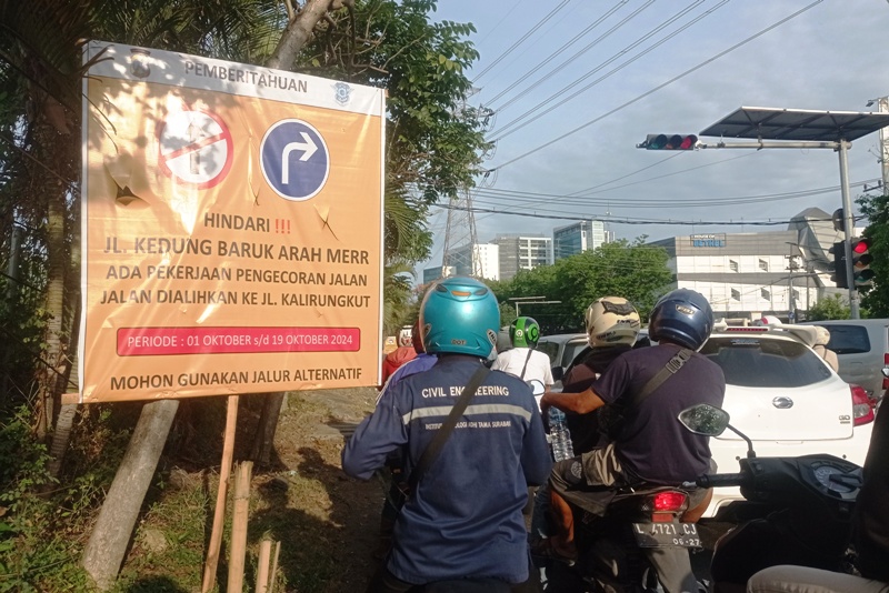 Suasana penutupan jalan Kedung Baruk yang akan dibeton di Surabaya.