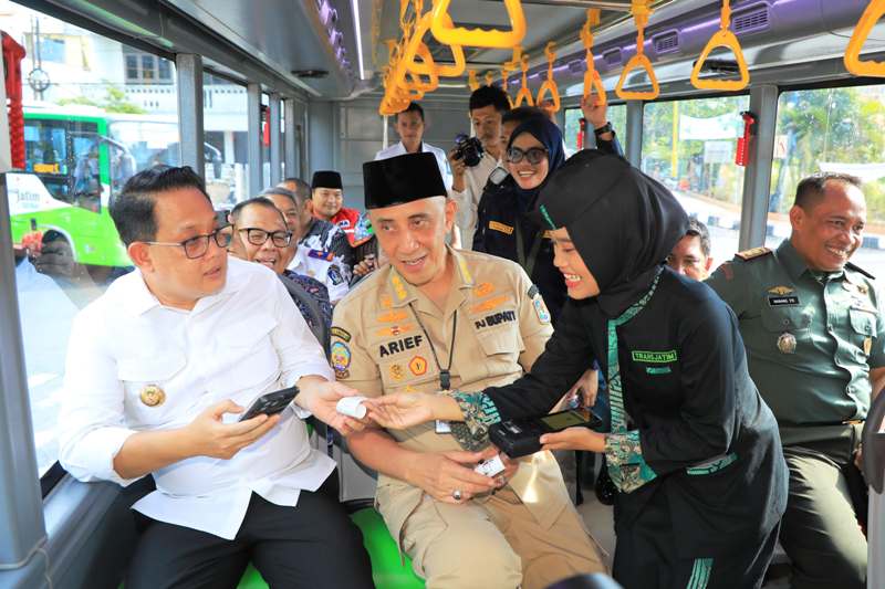 Pj Gubernur Jatim Adhy Karyono dan Pj Bupati Bangkalan saat launching 15 Bus Trans Jatim Koridor V rute Terminal Bangkalan-Terminal Purabaya di Alun-Alun Pendopo Kabupaten Bangkalan, Senin (30/9).