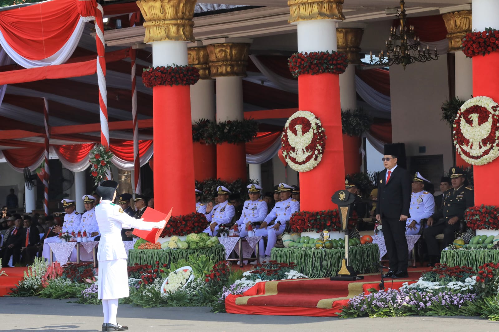 Pj Gubernur Jatim Adhy Karyono menjadi Inspektur Upacara Peringatan Hari Kesaktian Pancasila Tahun 2024 di halaman Gedung Negara Grahadi Surabaya, Selasa (1/10).