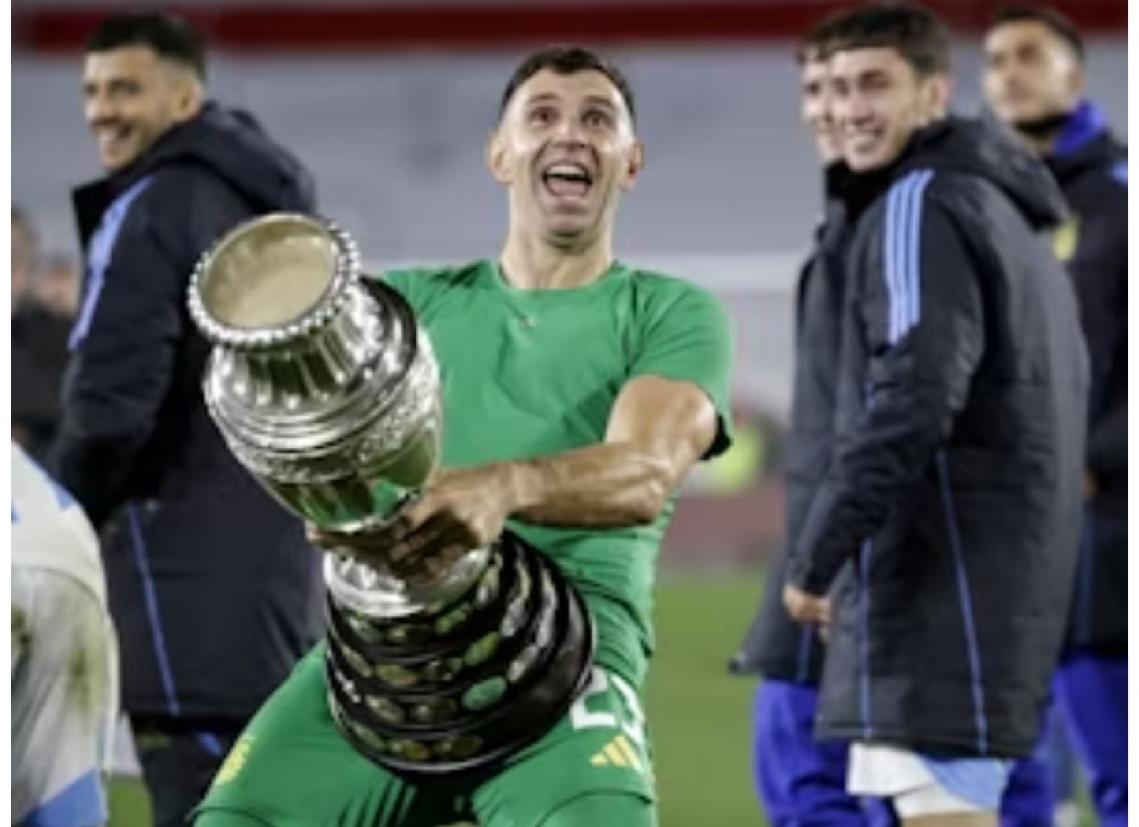 Selebrasi tidak sopan Emiliano Martinez yang berbuah sanksi oleh FIFA.