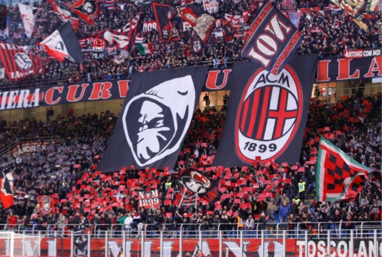 Suporter ultras AC Milan yang selalu mendukung klub kesayangannya.