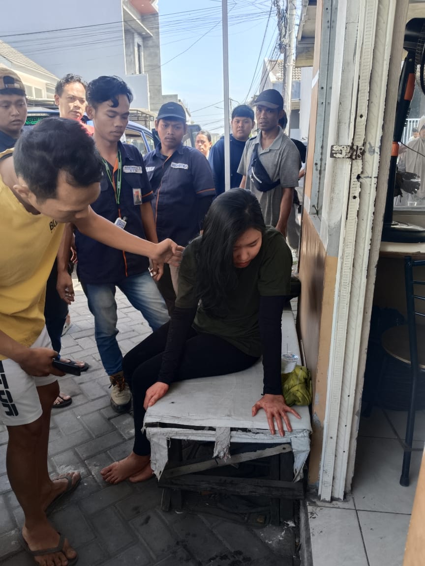 BERNYALI:  Seorang wanita diamankan petugas dan warga  karena diduga melakukan perampokan taksi online.