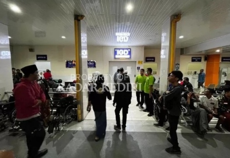CEMAS: Keluarga korban keracunan massal di Desa Krecek, Badas memadati RSKK. Mereka menanti keluarga yang masih dirawat di rumah sakit.