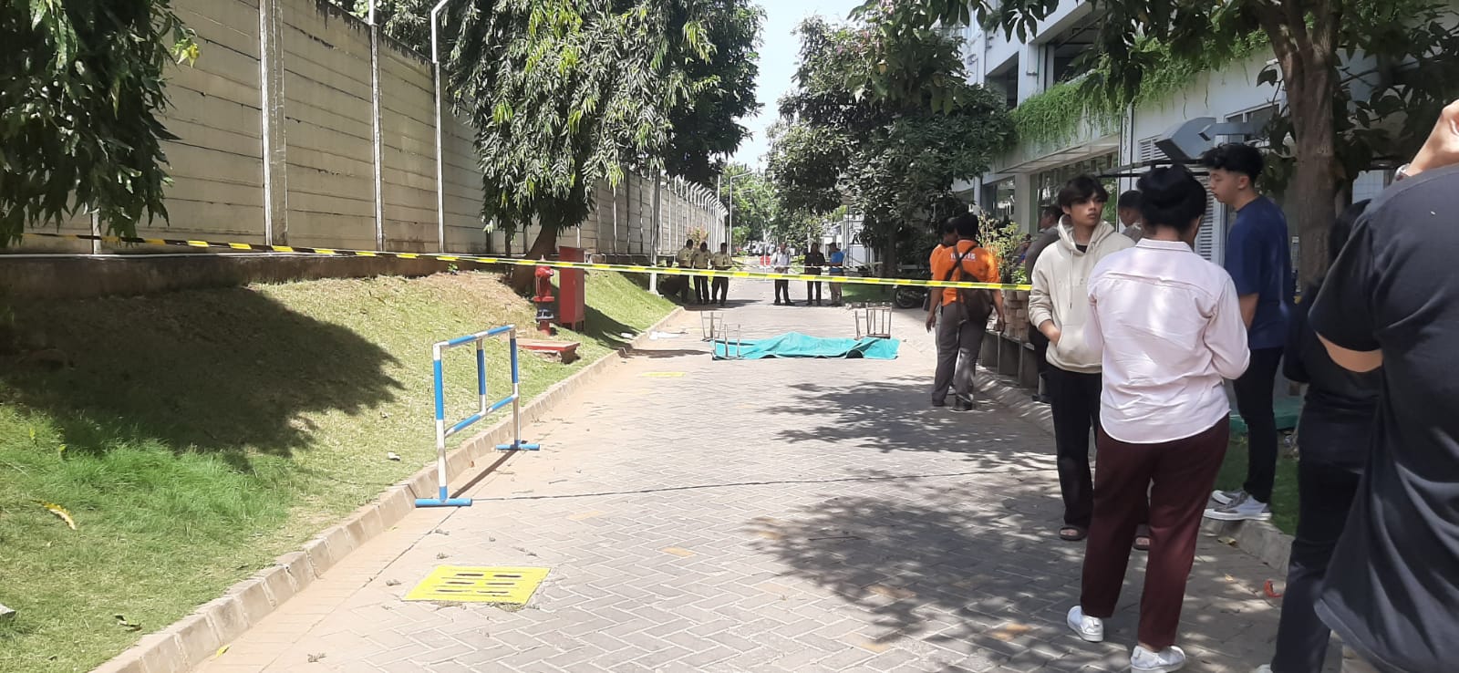 Lokasi jasad korban tergeletak setelah terjun dari lantai 12 gedung kampus di Surabaya Selatan. (MAHRUS/RADAR SURABAYA)
