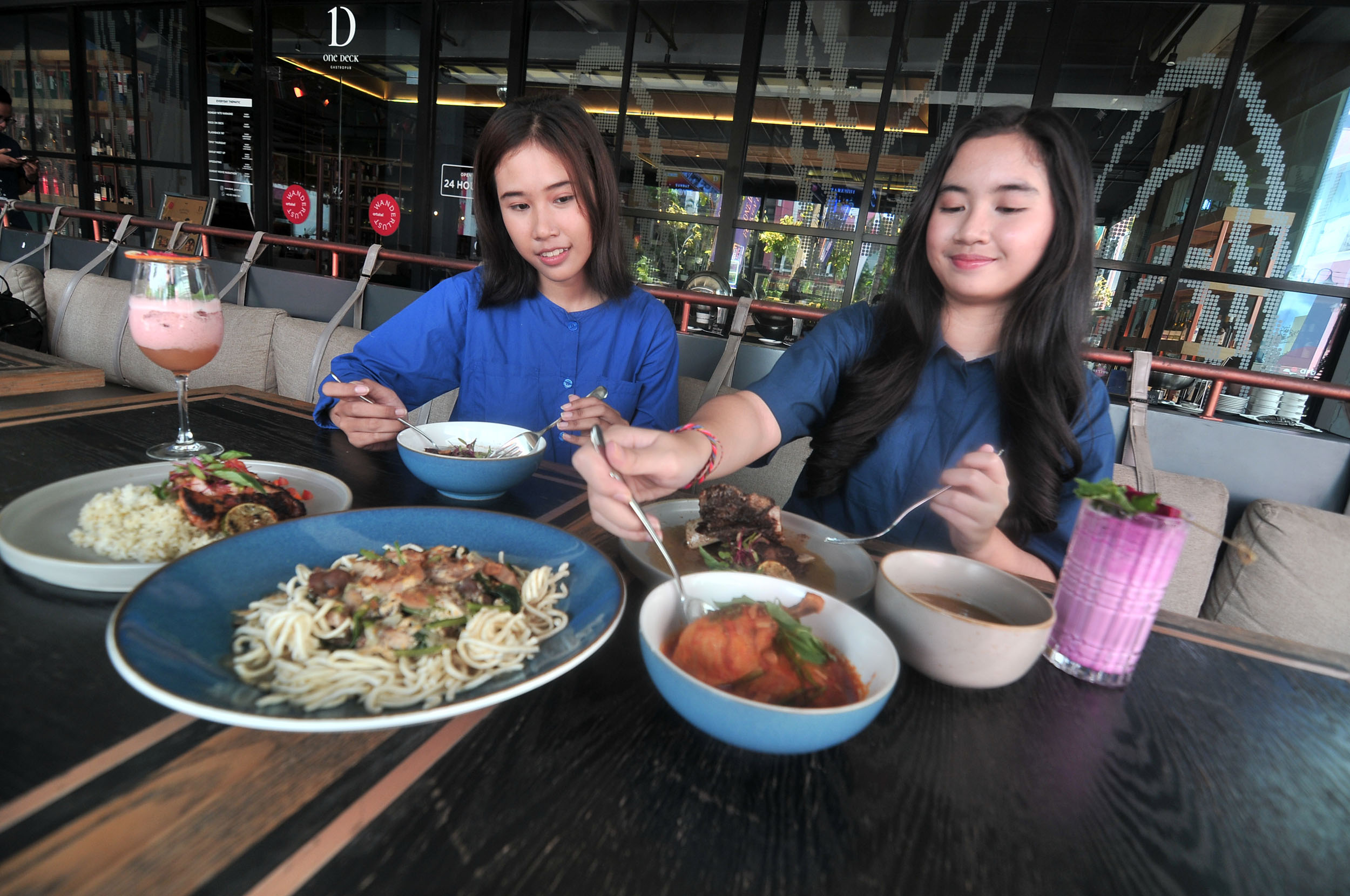 NIKMAT: Kiranya Purnama (kanan) bersama Alvian Rachma menikmati menu makanan nusantara khas Sulawesi yang disajikan di Artotel TS Suites Surabaya, Selasa (1/10).