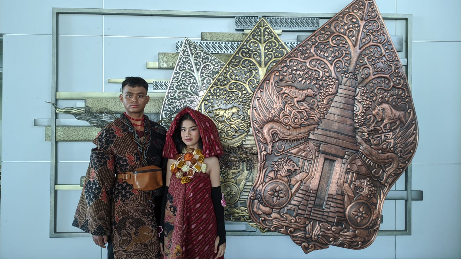 Batik mendapat predikat Warisan Budaya Dunia tak Benda yang menjadi salah satu kebanggaan Indonesia.