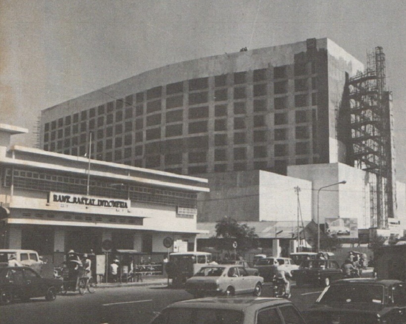URUNG DILAKUKAN: Hotel Hyatt Bumi Surabaya sekitar tahun 1978, lokasi itu dulu hendak dibeli Achijat untuk ekspansi hotel miliknya.