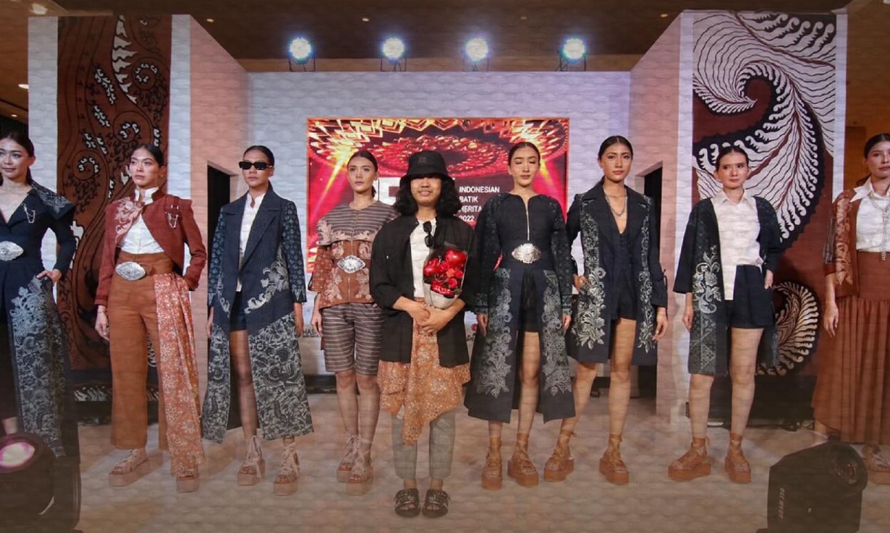 Peragaaan busana Batik Gedog Tuban oleh Kemenperin dan YBI.