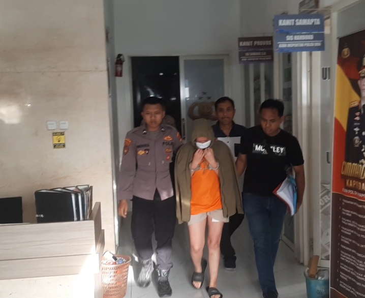 Tersangka Maria Livia saat digiring ke tahanan Polrestabes Surabaya.