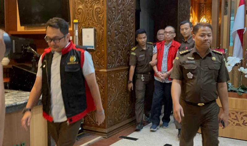 DIBORGOL:  Eks Dirut PT INKA Budi Noviantara (tengah rompi merah) digelandang penyidik Kejaksaan Tinggi Jatim untuk dilakukan penahanan di&nbsp; rutan Kelas I Surabaya