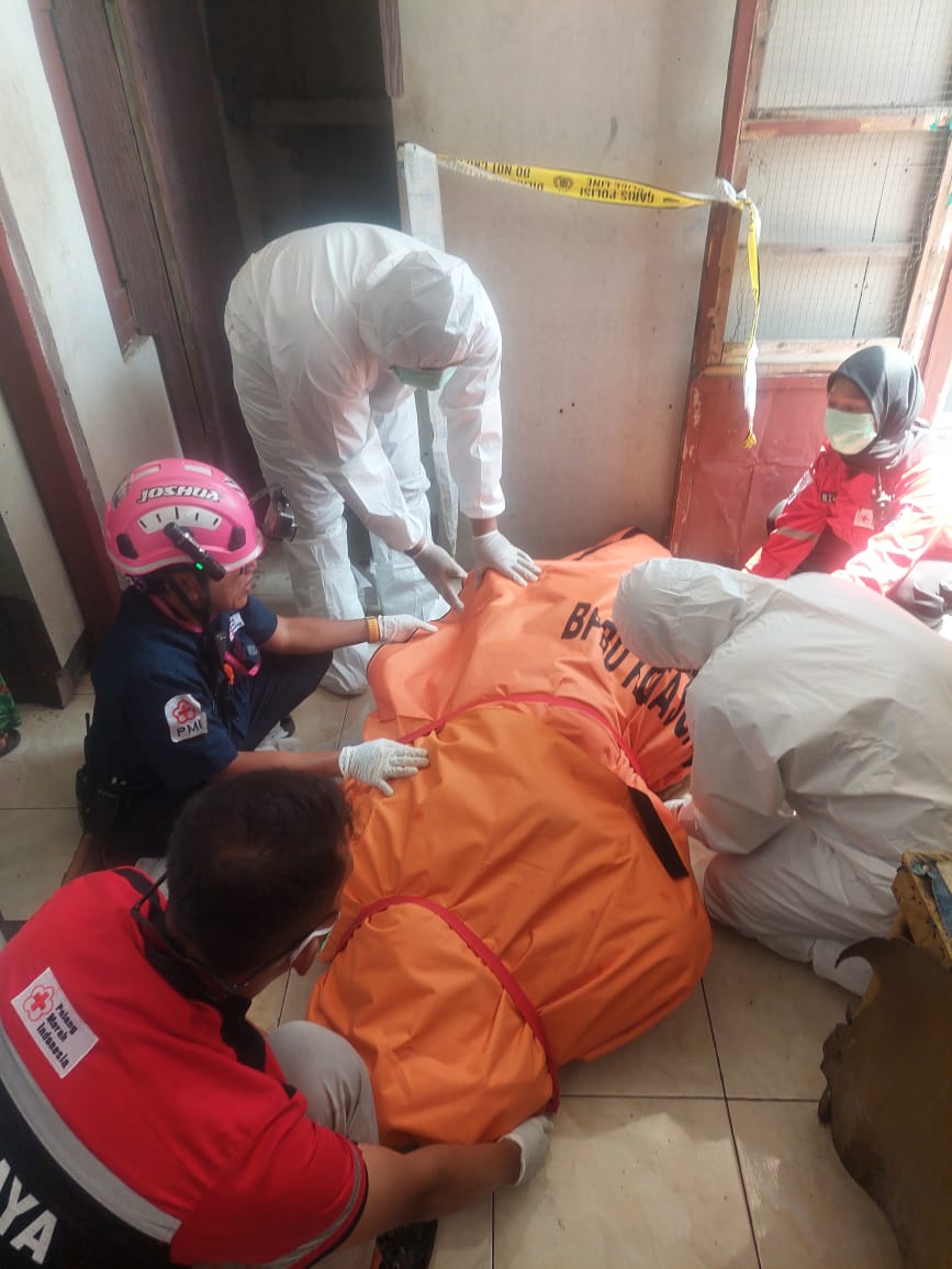 Petugas mengevakuasi jasad korban dari kamar kos di Jalan Sidokapasan, Surabaya. Korban diduga sudah meninggal dunia empat hari. (IST)
