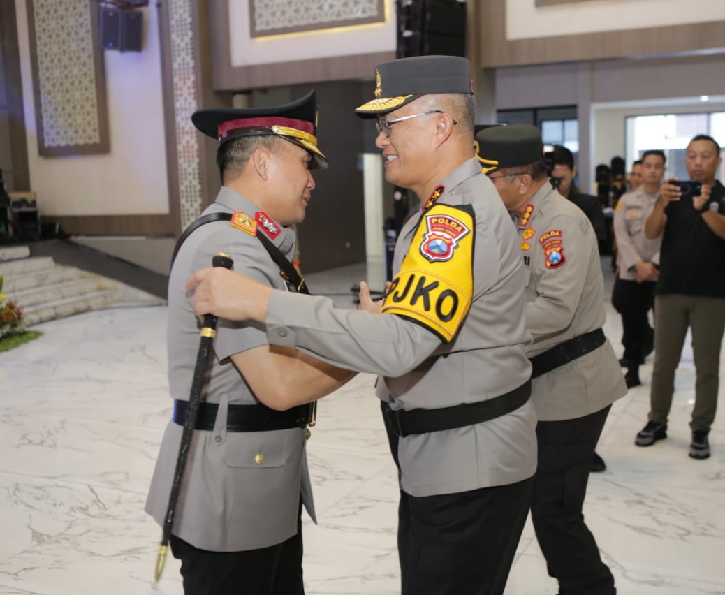 SIAP EMBAN TUGAS: Kapolda Jatim Irjen Pol Imam Sugianto (kanan) memberikan selamat kepada Wakapolda Jatim Brigjen Pol Pasma Royce.