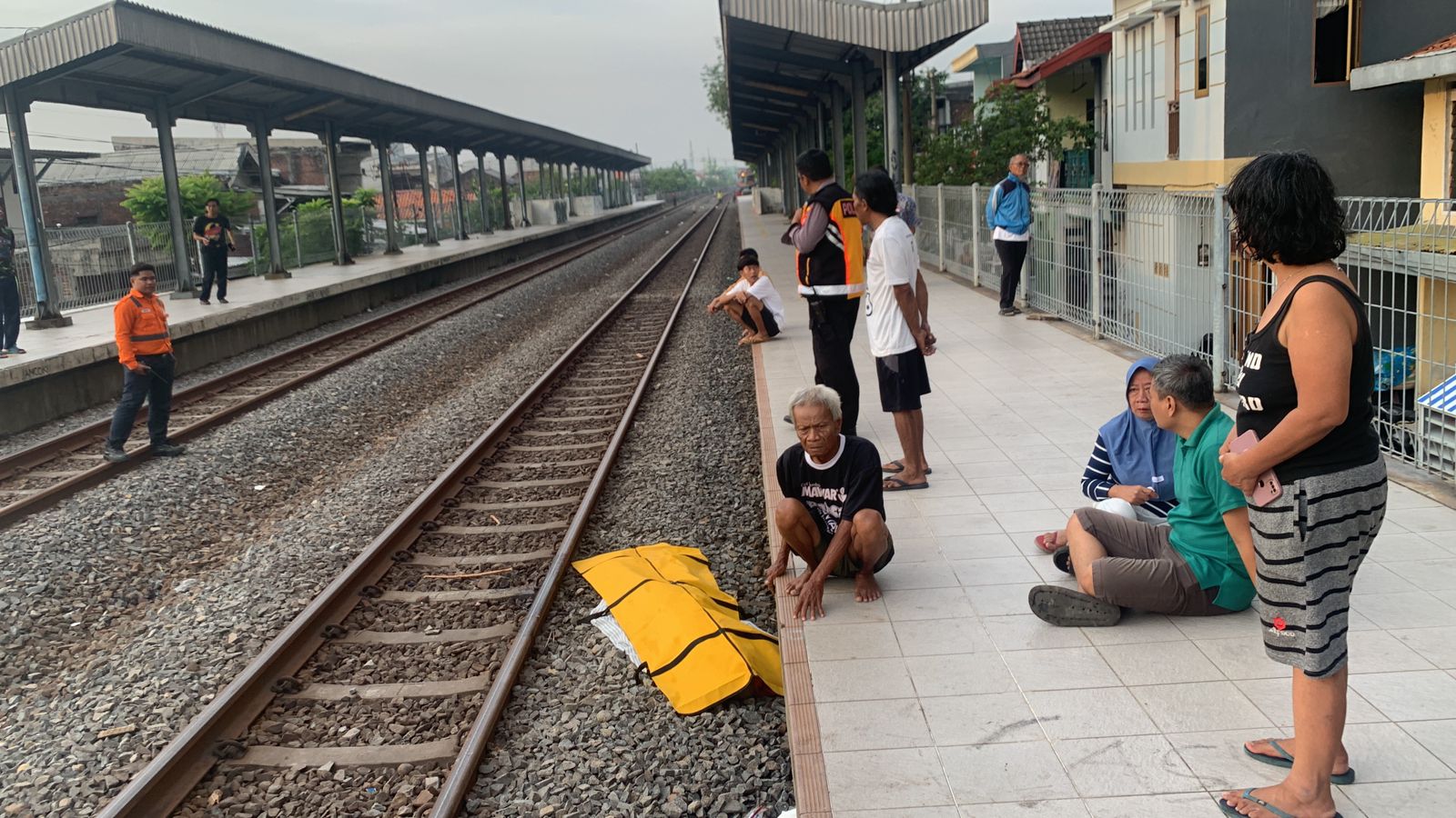 Jasad korban tergeletak di pinggir rel Jalan Ngagel Baru, Surabaya. (IST)