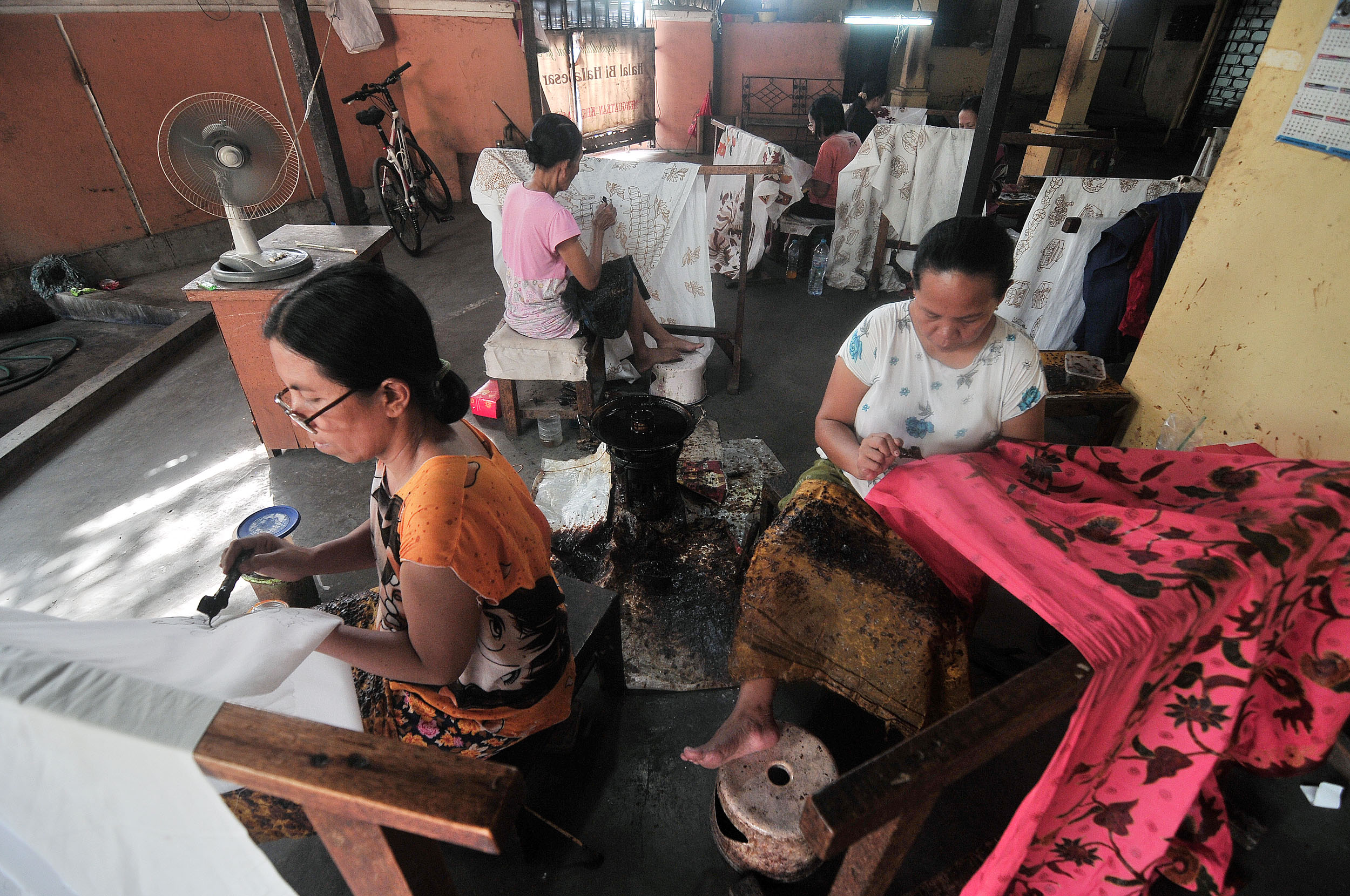BATIK TULIS: Sejumlah perajin batik konvensional menyelesaikan kerajinan batik tulisnya dengan menggunakan canting tradisional, di rumah perajin batik Dewi Saraswati Batik, Surabaya.