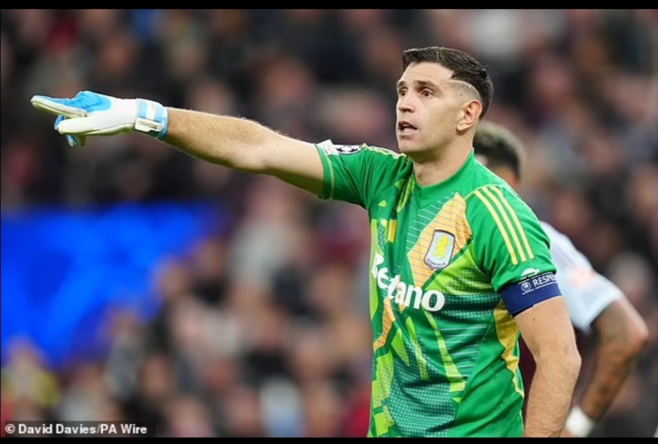 Emiliano Martinez melakukan dua penyelamatan yang penting untuk Aston Villa.