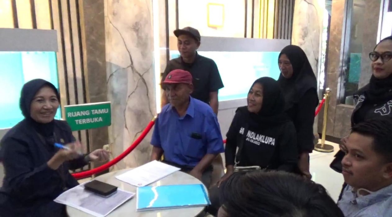 MENANYAKAN : Para keluarga korban tragedi Kanjuruhan menanyakan permohonan restitusi di PN Surabaya.