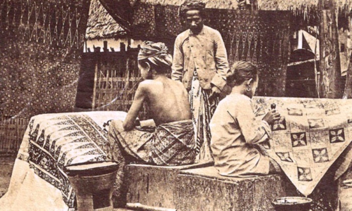 PUNYA NILAI: Ilustrasi perajin batik tempo dulu, dimana batik menjadi kain ekslusif yang dipakai bangsawan
