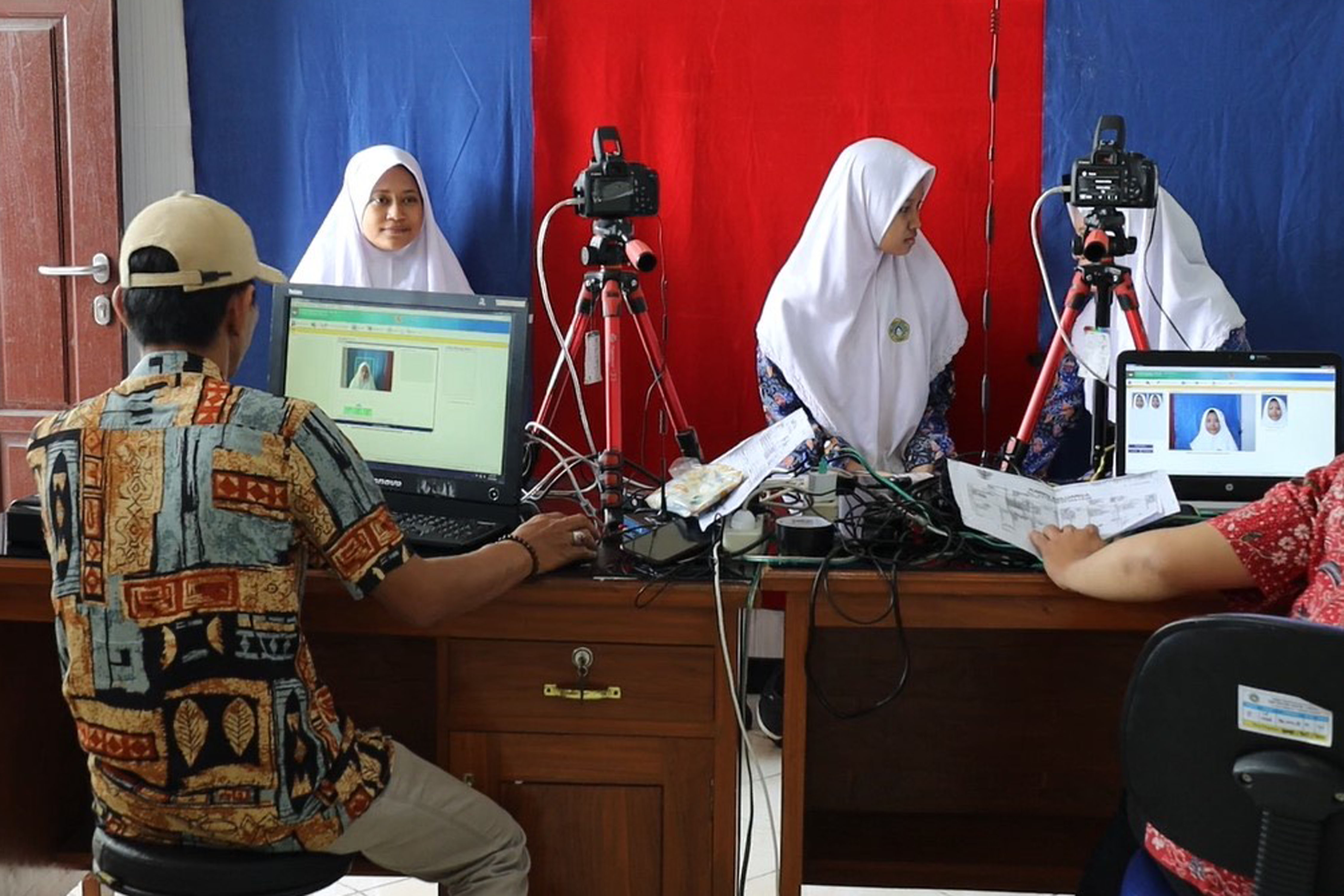 Program Nasi Ikan salah satunya akan memudahkan pelajar dalam perekaman identitas kependudukan di Surabaya.