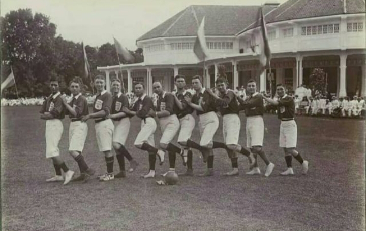 PERTAMA: Klub sepak bola Surabaya tahun 1910 yang bernama S.V.B tampak menggunakan kostum berlambang kota Surabaya.