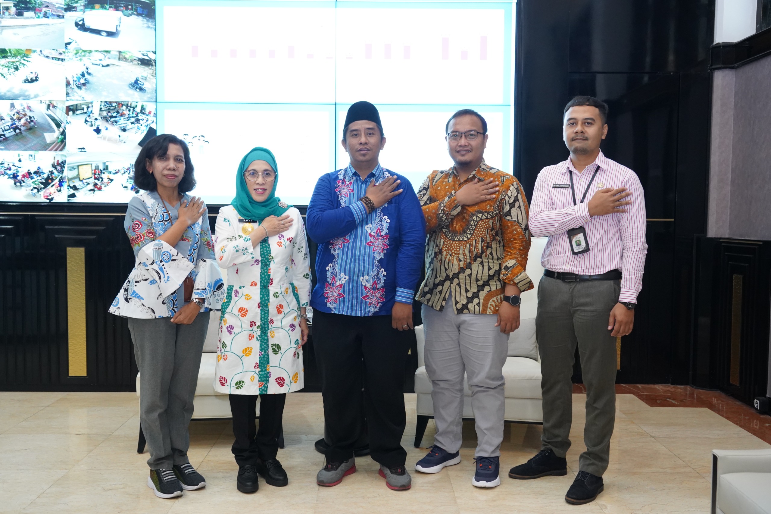 Dari kiri, Kepala Bakesbangpol Maria Theresia, Pjs Wali Kota Surabaya Restu Novi Widiani, Komisioner KPU Surabaya Subairi, dan perwakilan KPU Surabaya bertemu melaporkan tahap Pilkada 2024 di Surabaya