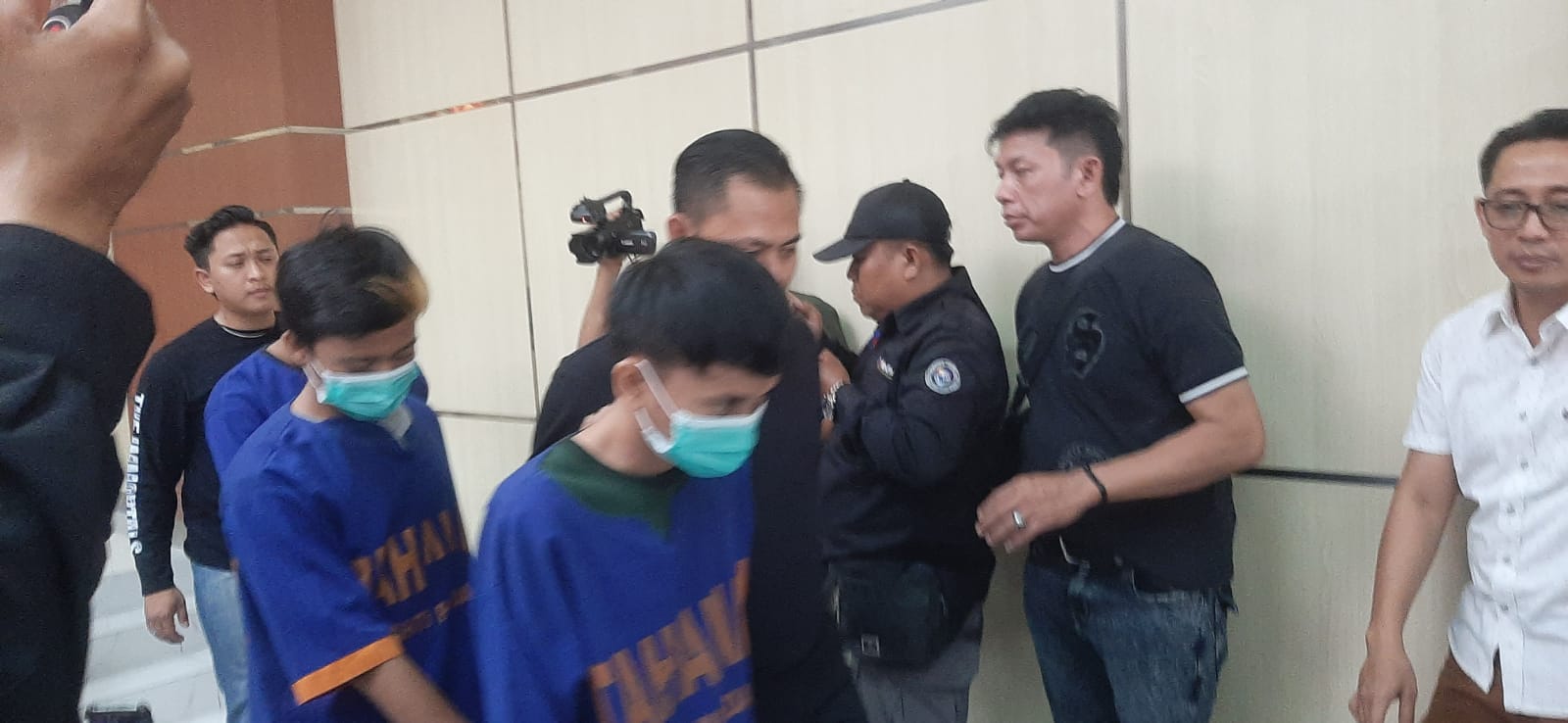 Komplotan begal bersenjata tajam asal Pasuruan ditahan di Polda Jawa Timur. (SURYANTO/RADAR SURABAYA)
