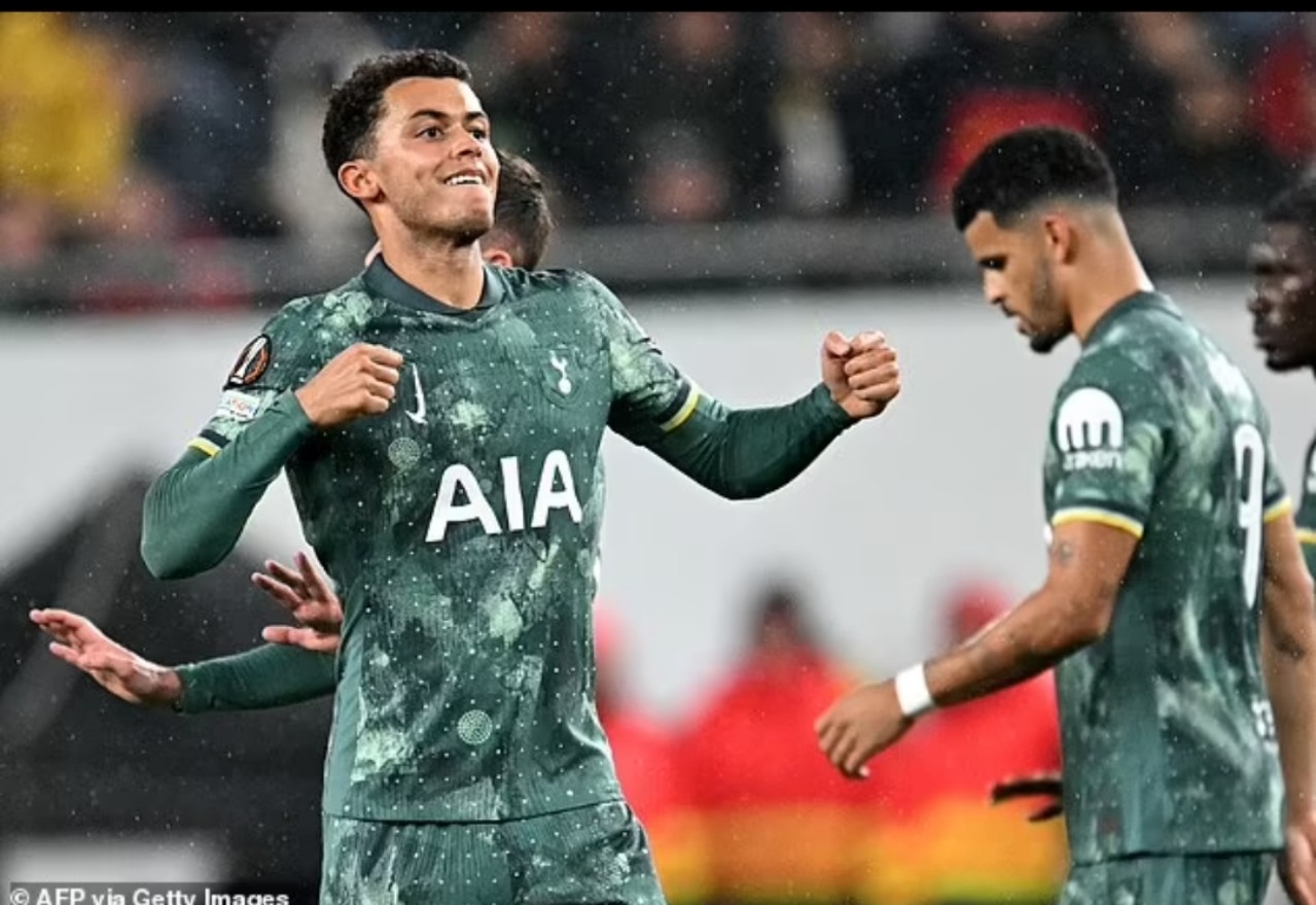 Brennan Johnson masuk dari bangku cadangan dan mencetak gol untuk Tottenham dalam pertandingan kelima berturut-turut.