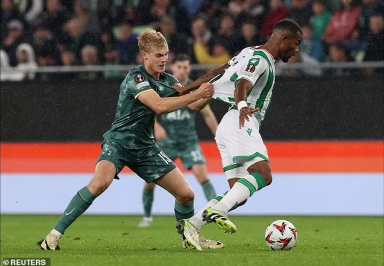 Lucas Bergvall (kiri), 18 tahun, yang bermain di lini tengah untuk pertandingan Eropa kedua berturut-turut