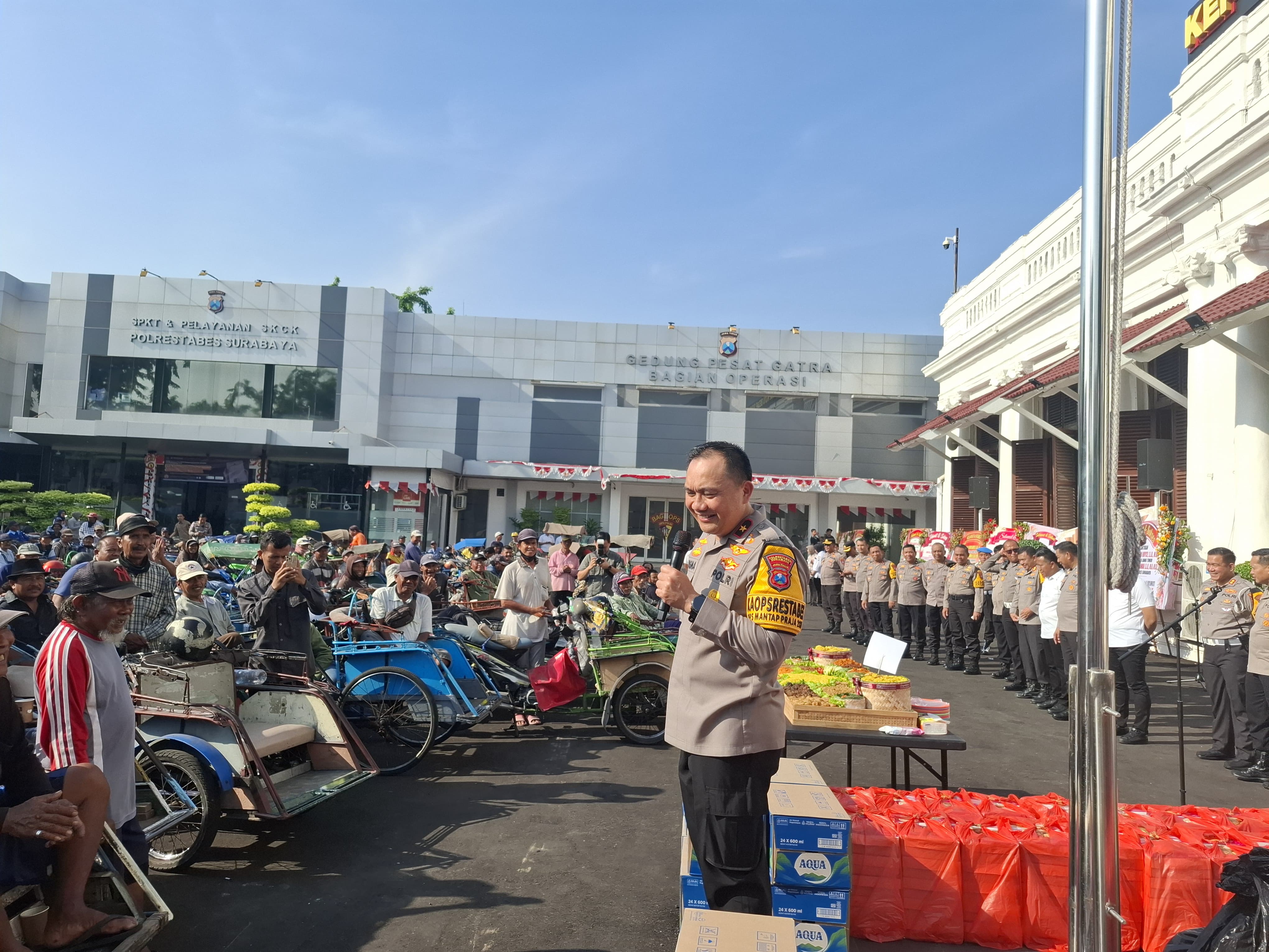 PAMIT: Brigjen Pol Pasma Royce sebelum meninggalkan Mapolrestabes Surabaya.