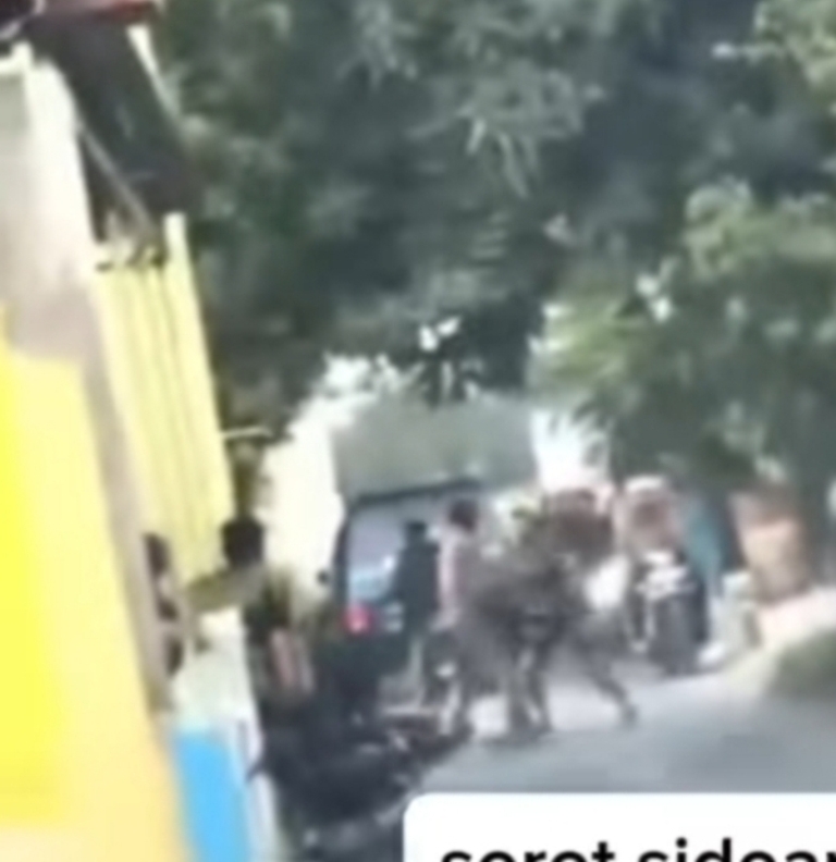 DORONG-DORONGAN : Tangkapan video,&nbsp; seorang polisi Briptu B menangkap terduga pengedar narkoba di Bohar Taman Sidoarjo.